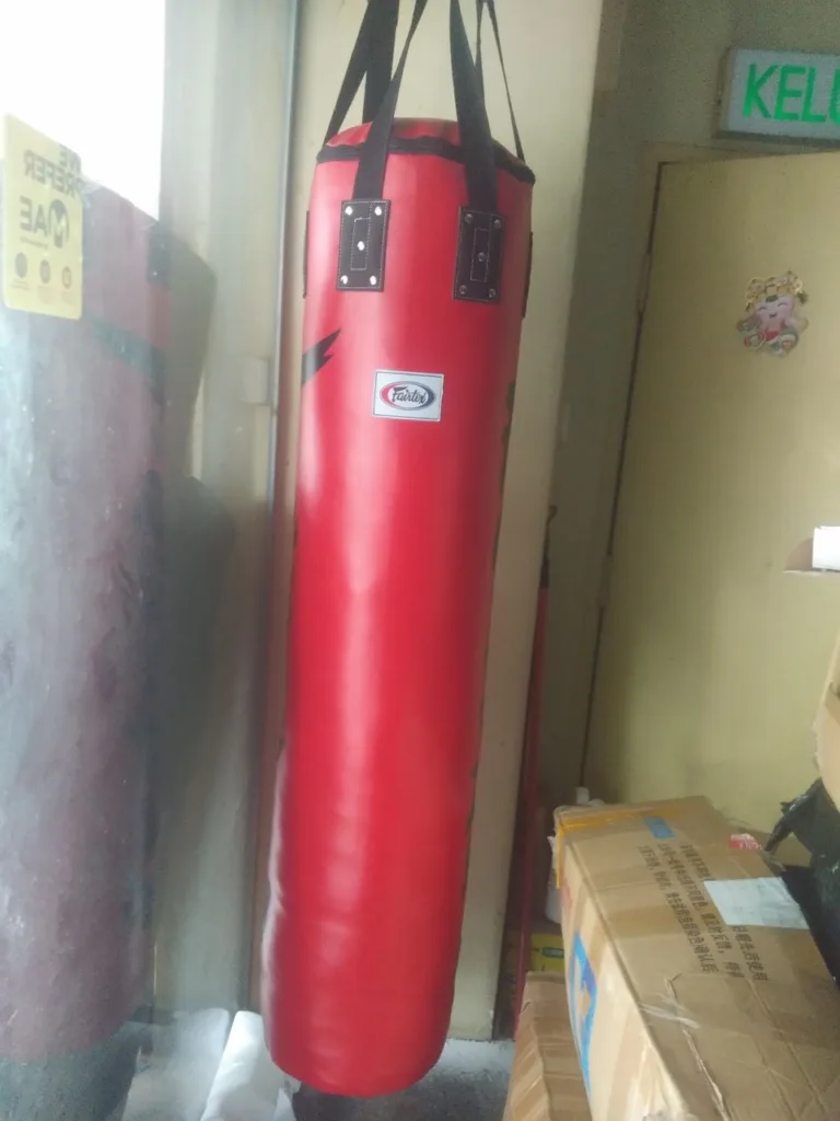 pemasangan punching bag